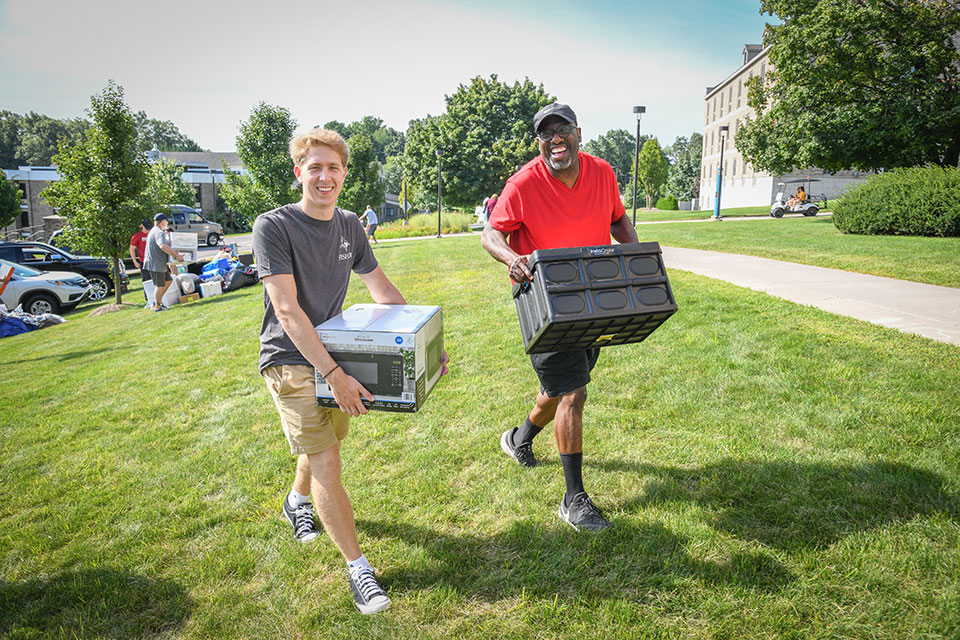 Student Government Association President Ian Klenk and Senior Diversity Officer Marlowe Washington help move the Class of 2026 into their residence halls.