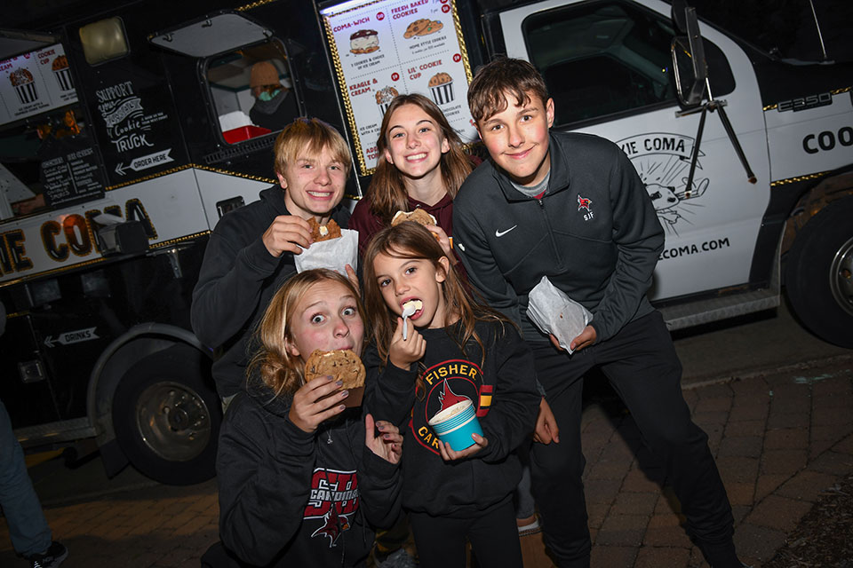 Fisher students and their siblings enjoy sweet treats during Family Weekend.
