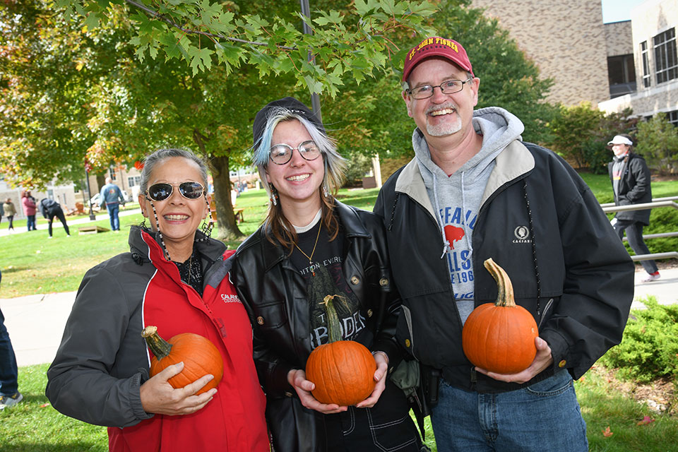 Fisher families enjoyed pumpkin decorating and fall treats during Family Weekend.