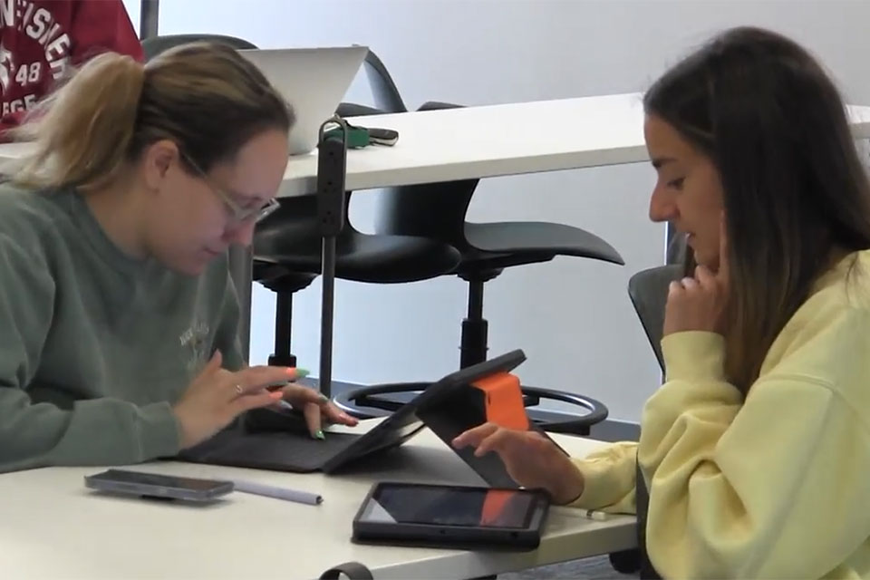 Students use their iPad during class.