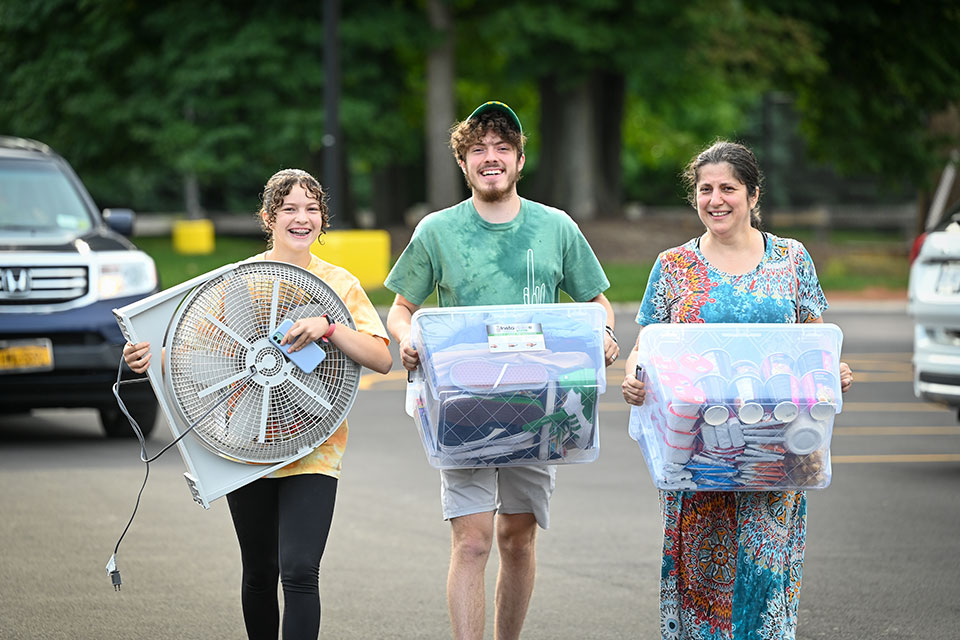 A Fisher family moves boxes, bins, fans, and more into Murphy Hall.