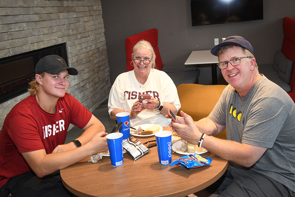 A Fisher family enjoys lunch in Tepas Commons following a busy morning moving onto campus.
