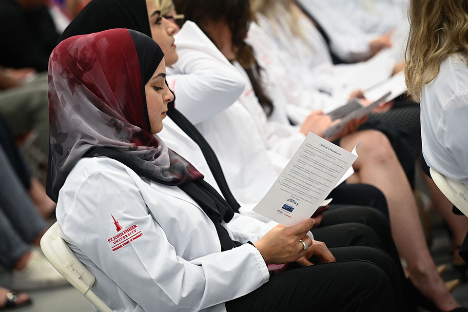 Students recite the Oath of a Pharmacist.