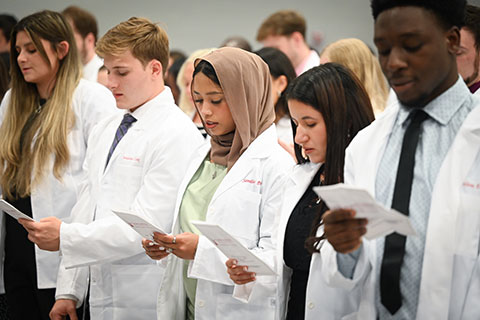 Students recite the Oath of a Pharmacist.