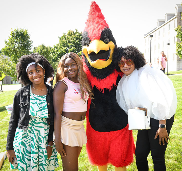 Zoey Panton (second from the left) with her family and Cardinal during Move-In Day.