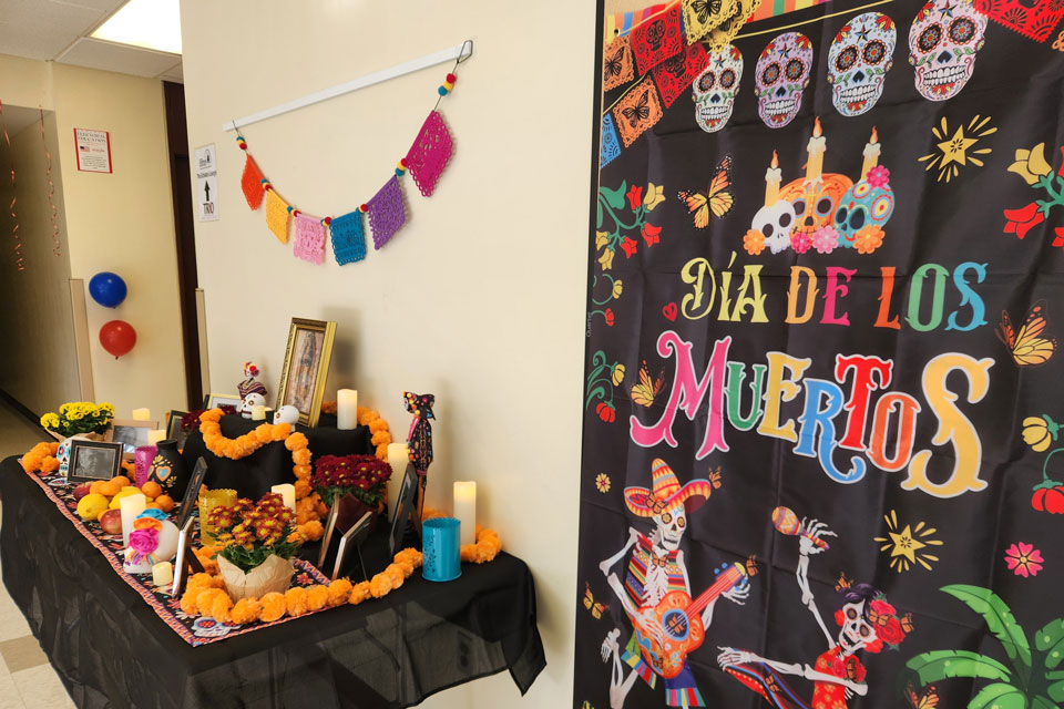 Fisher students explore Día de los Muertos through an interactive event.