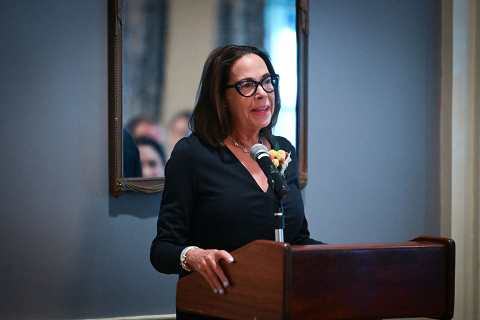 Ilene Flaum, the 2022 Beta Gamma Sigma Chapter Honoree, delivers the keynote address at the induction ceremony.