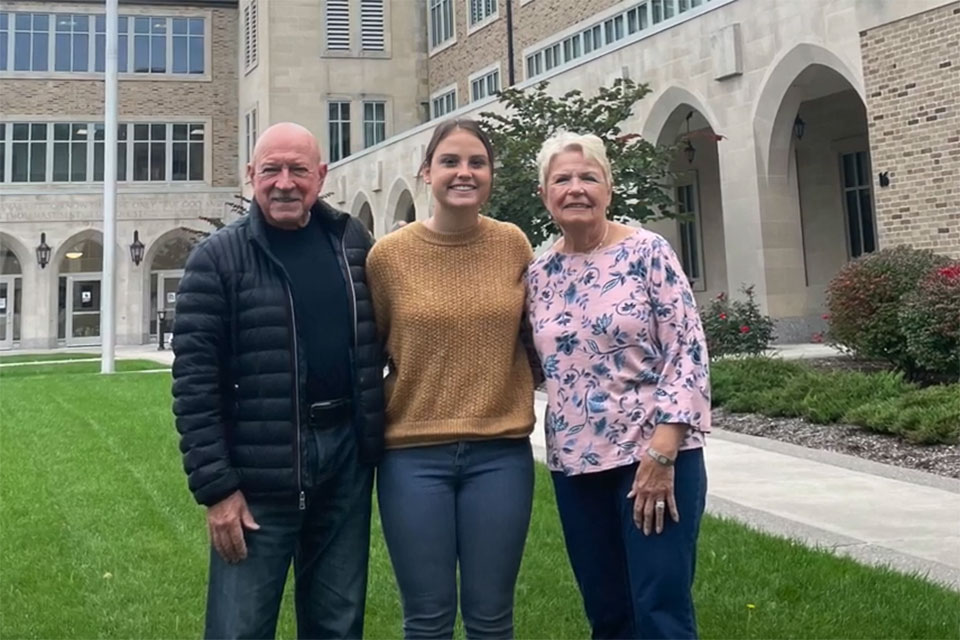 Emma Paradise (center) on campus with her parents.