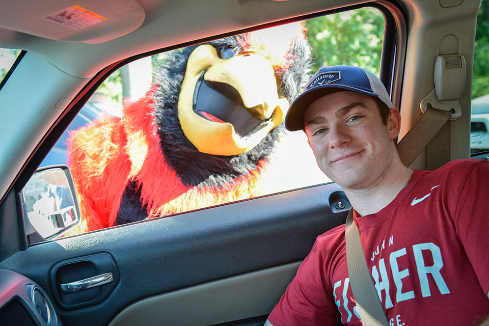 A student poses with the Cardinal during Move-In 2018.
