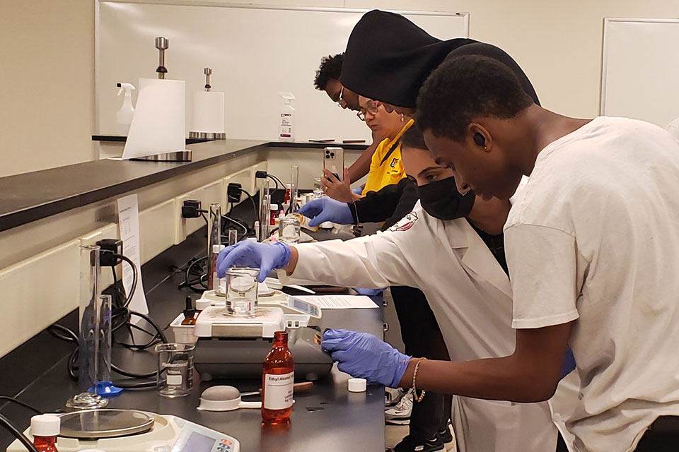 Students from MCC make their own hand sanitizer during a visit to the Wegmans School of Pharmacy.