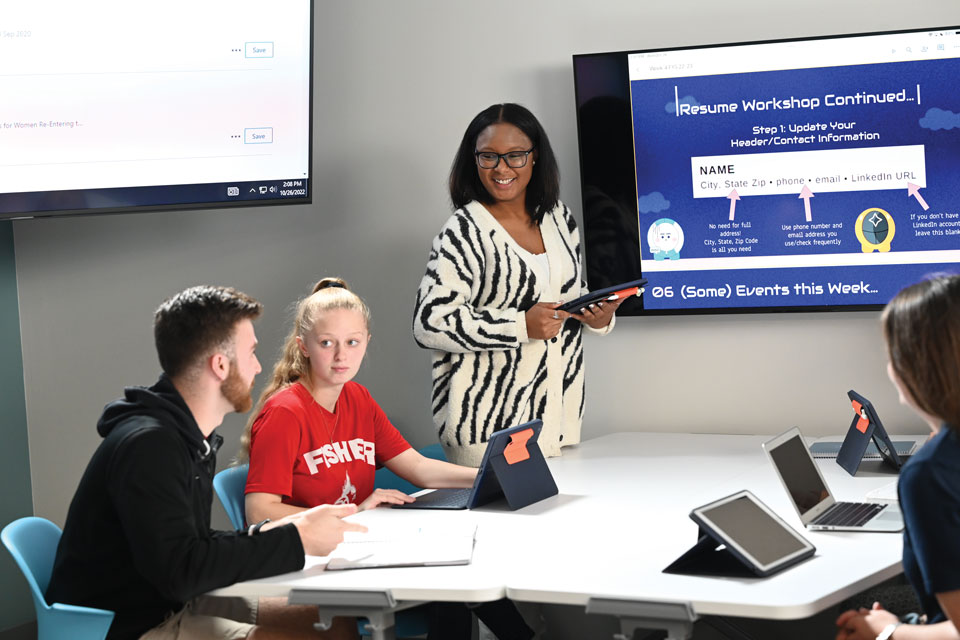 A student gives a presentation on resumes.