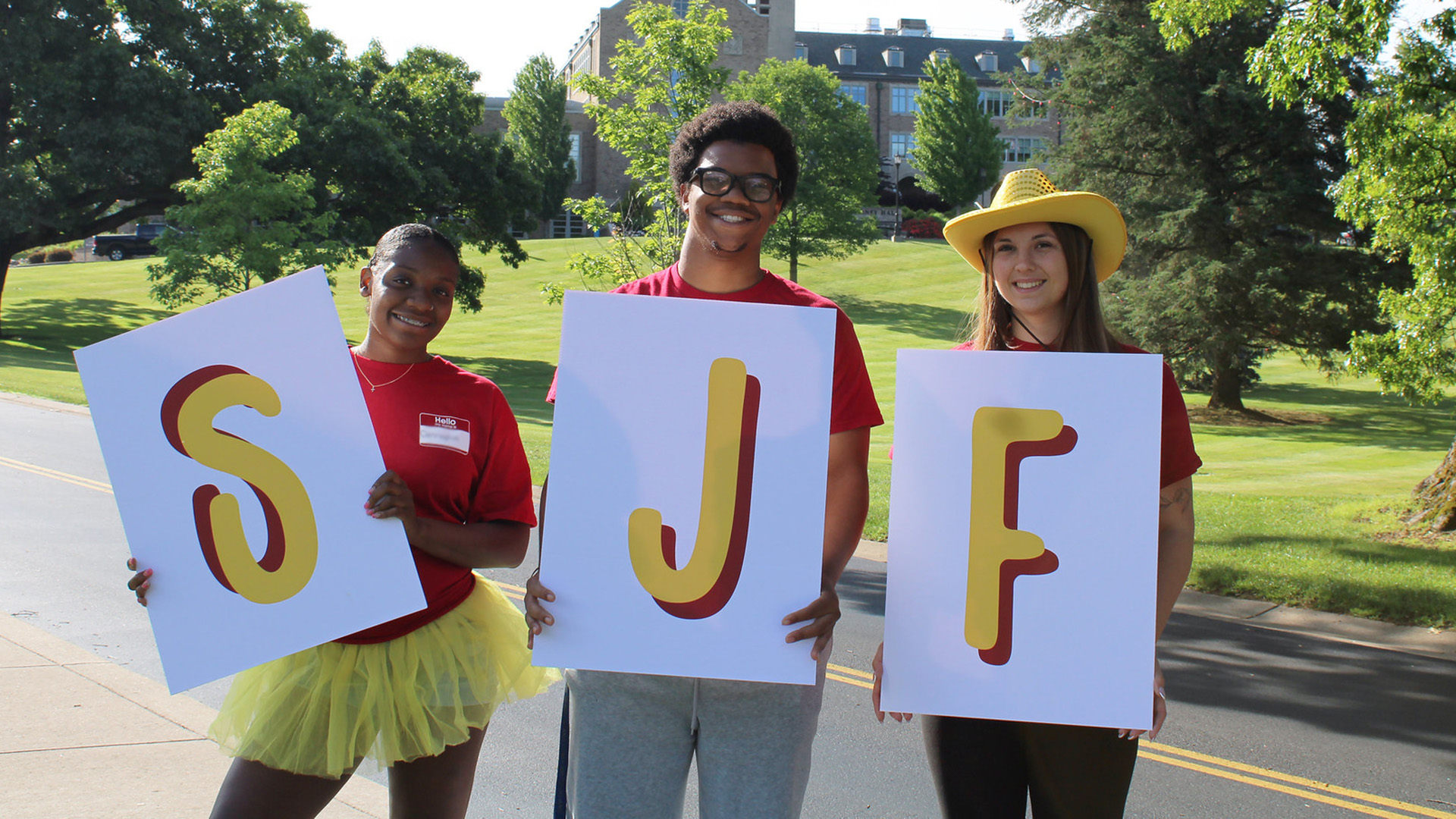 Students welcome the class of 2030 to campus with signs for Great Beginnings.