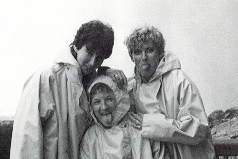 1985 student posting together at Niagara Falls