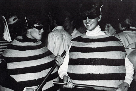 1985 students dressed as bees for Halloween