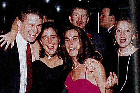 1995 students gathered together in form dress