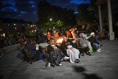 Students and their families enjoy a live performance on the Terrace at Tepas Commons during Family Weekend.