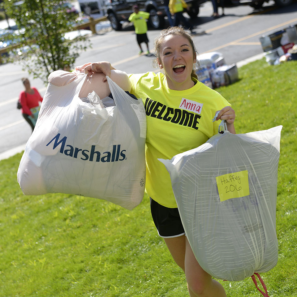 A Fisher student helps move in incoming freshman during Orientation.