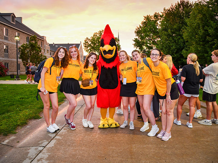 Students with Beaks the Cardinal mascot at a Welcome Weekend event
